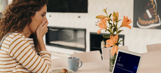 chica sorprendida a ver el mensaje de error de su ordenador