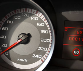 Velocímetro de un coche marcando los kilómetros