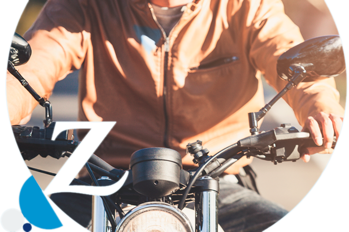 primer plano del cuerpo de un hombre en una moto custom