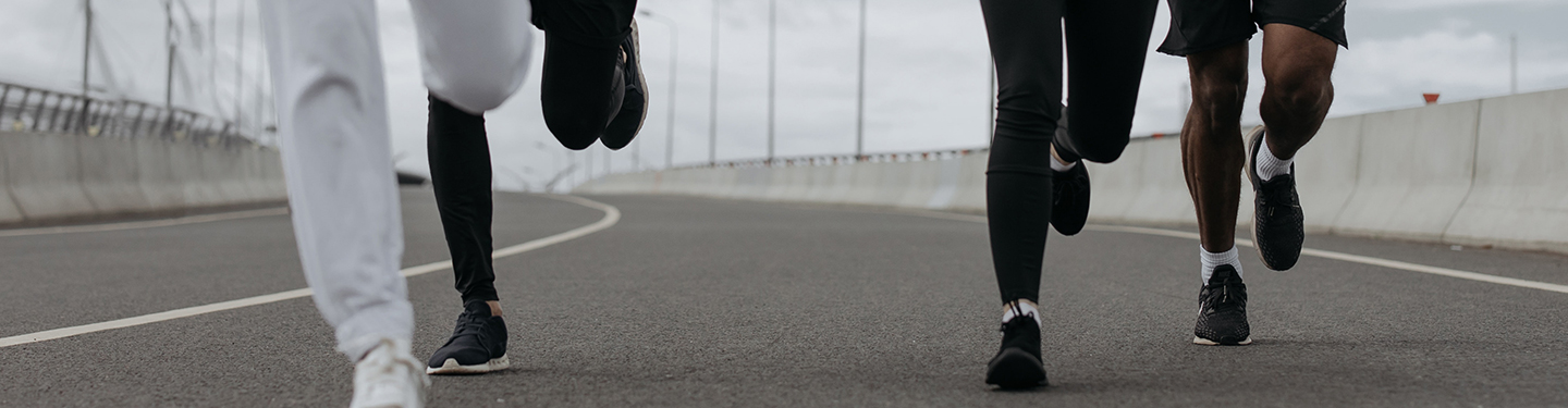 Grupo de corredores por una carretera