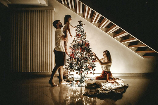 Familia decorando el árbol de Navidad