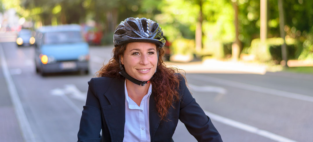 Mujer con el casco y en bicicleta