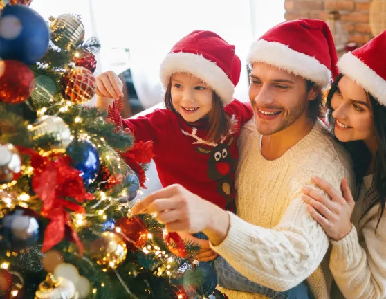 Familia decorando su casa de navidad