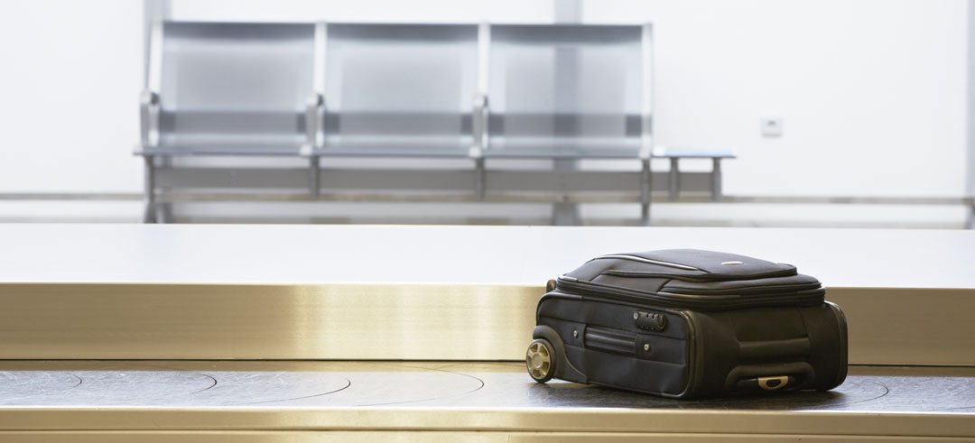 Maleta sobre la cinta transportadora en un aeropuerto